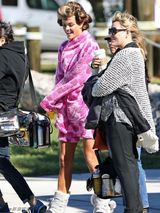 组图：妮娜-阿格达睡衣出街 当众撩衣露臀提裤