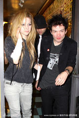 幻灯图集：艾薇儿和前夫现身纹身店 高调复合？ 