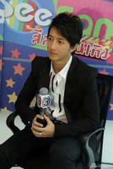 组图：帅气韩庚泰国受热捧 虔诚男歌迷下跪支持