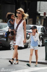 组图：母亲节盘点好莱坞女星与仔们的温馨瞬间