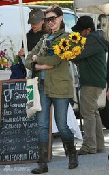 幻灯：安妮-海瑟薇和三流演员新男友当街亲吻