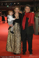 幻灯图集：《谜团》首映 女导演抱宝宝亮相