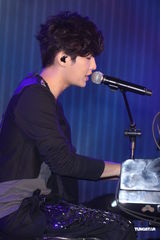 高清组图：炎亚纶庆功演唱会 师妹Olivia任嘉宾