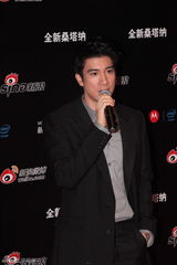 组图：2012新浪微博之夜红毯-王力宏介绍活动