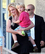 组图：小甜甜大露背幼儿园外接爱子上演天伦秀