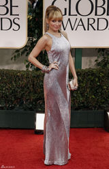 组图：第69届金球奖红毯妮可-里奇银色礼服性感
