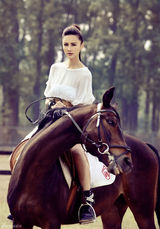 组图：张歆艺写真登杂志封面 马场享受孤独时光