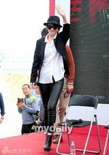 组图：金宣儿中性风亮相釜山 西装黑超帅酷