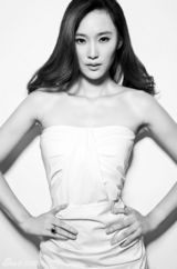 组图：屈玥文艺范写真知性大气 新戏演火知心大姐