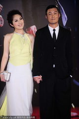 组图：杨千嬅着露背美裙现身 余文乐显帅气