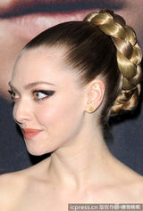 组图：海瑟薇俏皮短发抢眼 阿曼达宝石抹胸裙美艳