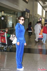 组图：何超云分手后首亮相 心情靓避谈感情事