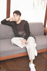 组图：郑恺居家风杂志写真 慵懒笑容展暖男魅力