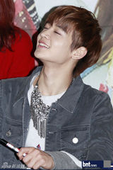 组图：韩团SHINee出席新碟《Sherlock》粉丝签名会