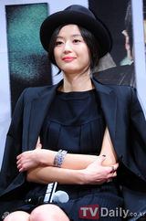 组图：韩星全智贤帅气出席新片《柏林》试映会