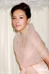 幻灯组图：唐宁着桃红婚纱扮新娘 伴娘杨爱瑾秀粉嫩