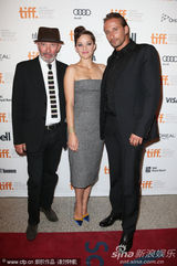 影后玛丽昂现身《锈与骨》首映 穿抹胸裙亮相秀性感