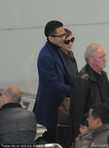 组图：邓超孙俪现身机场十指紧扣碎婚变传闻