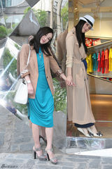 组图：霍思燕秦岚现身三里屯 携手巡店潮味足