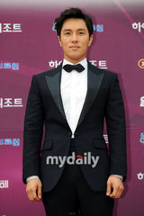 组图：金烔完深蓝西装绅士亮相 展现暖男气质