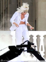 幻灯图：Lady Gaga泡面头再造经典 青面獠牙很聊斋