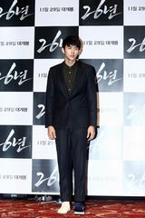 高清组图：韩片《26年》试映 任瑟雍架拐出席