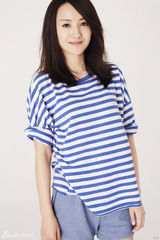 组图：衣珊休闲蓝色系写真 笑容甜美展清纯魅力