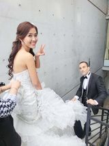 组图：“激吻女”张茆与外籍未婚夫首尔拍婚纱照