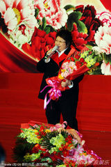 组图：宋祖英献唱两会文艺演出 韩红激昂高歌