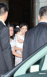 组图：黎姿双胞胎女儿庆生 小家伙神态颇似马廷强