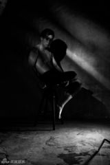 组图：郑恺黑白大片性感颠覆 眼线光影幽暗魅惑