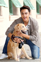 明道与猫狗亲密互动 现实中希望保有隐私权(图)