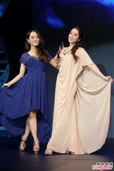 组图：许慧欣与妹妹代言吸金 与男友交往稳定