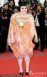 幻灯：《法外之徒》首映 谢丽尔侧面“露肉”秀身材