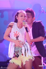 组图：李克勤郑欣宜开唱 鼓励年青人追梦