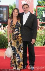 高清：《无果之路》首映女主演秀蕾丝裙 蜜挽男搭档