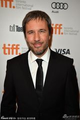 组图：休杰克曼挺《囚徒》首映 与杰克勾肩合照