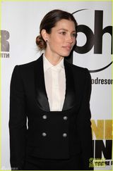 组图：大贾斯汀与妻子情侣西装出席宣传活动