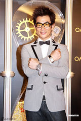 组图：任贤齐等参加代言 谢婷婷曝被哥哥抢眼镜 