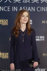 组图：法国著名女星于佩尔蓝裙优雅现身