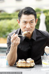 高清图：刘德华提前庆生大快朵颐 吃蛋糕舔手指