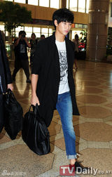 组图：金秀贤赴日宣传《月亮怀抱太阳》