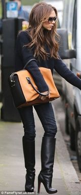 组图：贝嫂带老三买美食 踩超高跟显辣妈本色