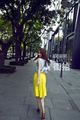 明星爱街拍：张俪微笑诠释Fashion Lady