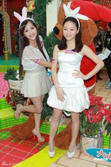组图：陈静与Liz变身兔女郎 补亲跨年之吻