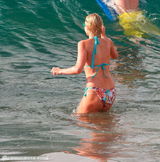 组图：希尔顿与男友鸳鸯浴 海滩戏水被搂蛮腰