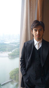 组图：陈柏霖亮相上海时装周 英伦绅士造型抢镜