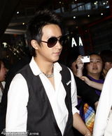 组图：韩庚现身机场引发骚乱 粉丝狂热争相围堵