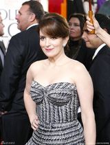 高清组图：金球奖红毯 蒂娜-菲黑白礼服仿佛胸衣