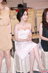 组图：翁虹蕾丝装撑亚姐启动 选美考虑引变性人